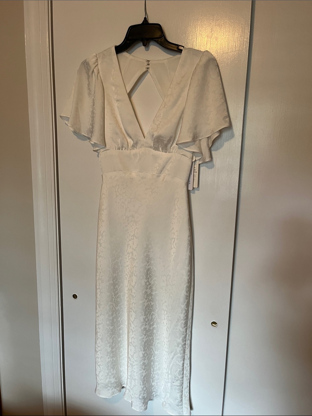 Jenny Yoo “Audrina” Ivory Floral-Jacquard Flutter-Sleeve Midi Dress